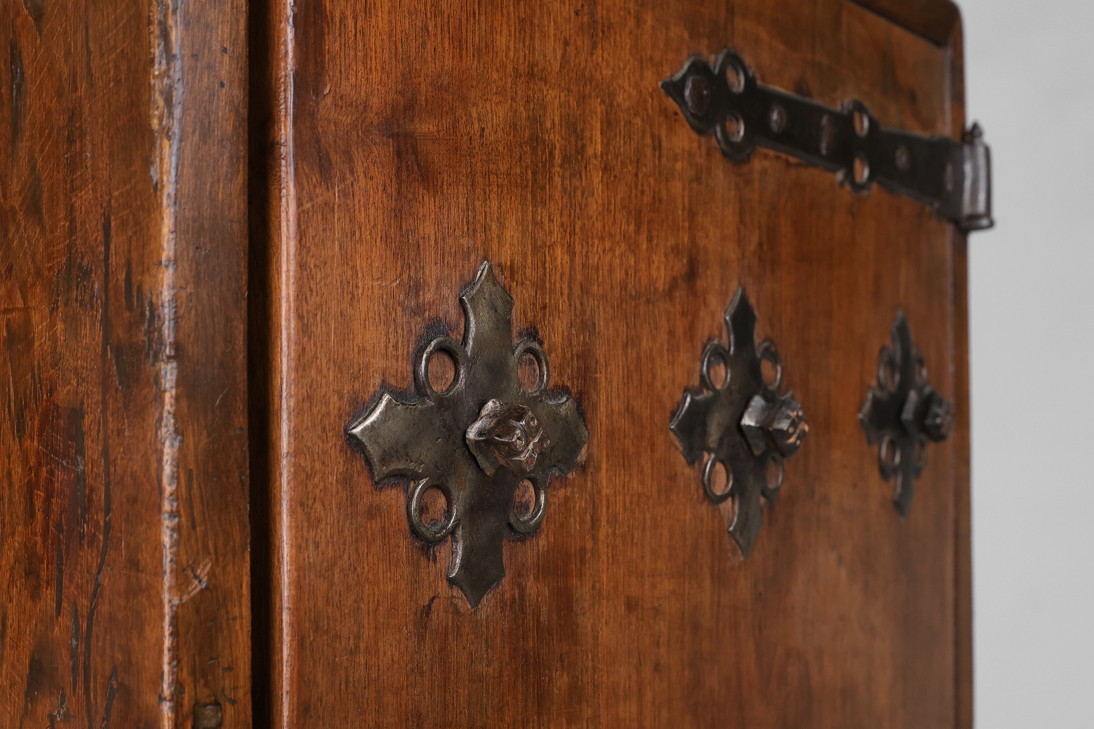 16th Century rustic cabinet in oak with ironwork, Francethumbnail